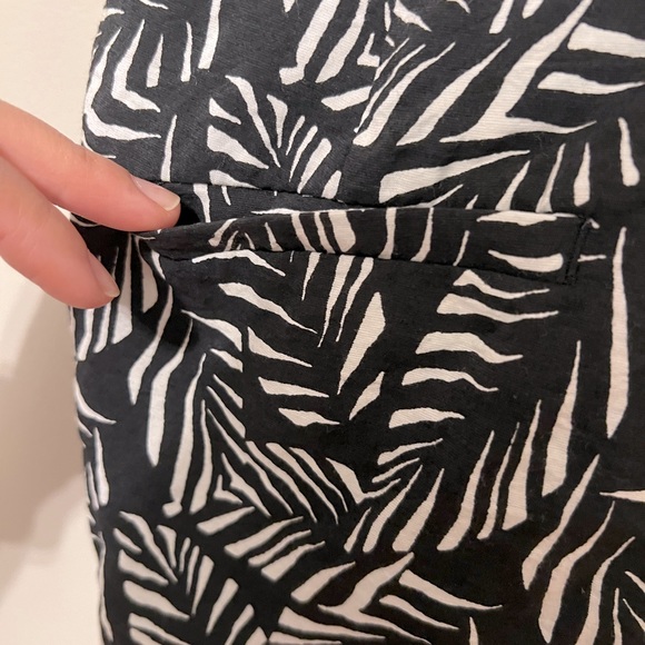 Women’s Ann Taylor Loft Black and White Leaf Patterned Romper Size 4P Petite - Picture 5 of 9